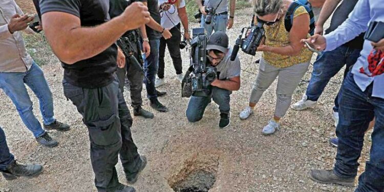 محاميا فلسطينيَين فارين من سجن إسرائيلي يكشفا للمرة الأولى تفاصيل الفرار ويؤكدان أن حفر النفق بدأ في ديسمبر الماضي…!!!