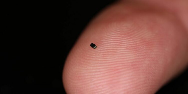 ابتكار أصغر كاميرا في العالم بحجم ذرة الرمل… قدرتها وميزاتها تفوق حجمها بأضعاف