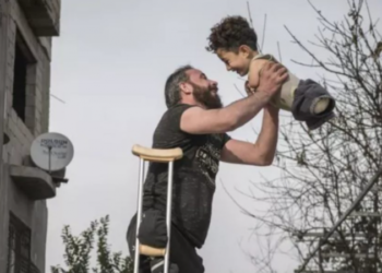 الصورة التي هزت وجدان العالم للسوري ونجله الفائزة بجائزة دولية لعام 2021