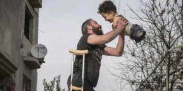 الصورة التي هزت وجدان العالم للسوري ونجله الفائزة بجائزة دولية لعام 2021