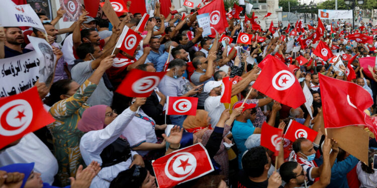 آلاف المتظاهرين في تونس يطالبون بحل البرلمان ودعما لقرارات الرئيس سعيّد