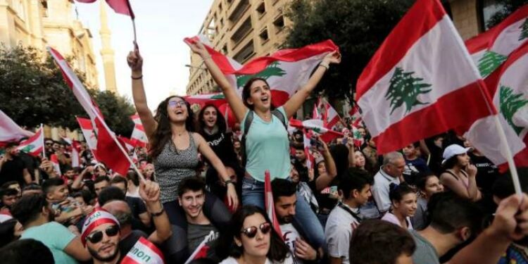 أحزاب لبنانية تتهم طهران بمحاولة بسط نفوذها في البلاد.. ومظاهرات ترفض زيارة وزير خارجية إيران