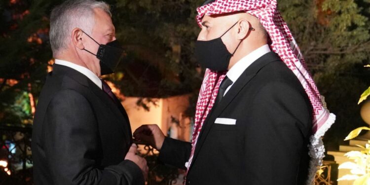 المطرب الاردني عمر العبداللات يغني بـ”مئوية الدولة” بحضور الملك وولي العهد