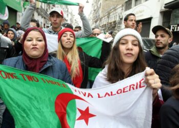 بعد تصريحات ماكرون  .. الجزائر تقرر إغلاق المجال الجوي أمام جميع طائراتها العسكرية وتعتبر تصريحات الرئيس الفرنسي مساس غير مقبول بذاكرة أكثر من 5 ملايين شهيد