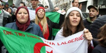 بعد تصريحات ماكرون  .. الجزائر تقرر إغلاق المجال الجوي أمام جميع طائراتها العسكرية وتعتبر تصريحات الرئيس الفرنسي مساس غير مقبول بذاكرة أكثر من 5 ملايين شهيد