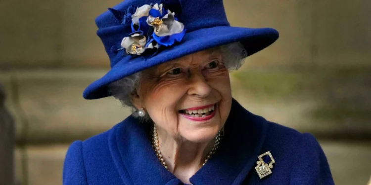 ملكة بريطانيا تقول إنها لا تشعر بتقدمها في العمر ولا تستحق أن تُمنح لقب “عجوز العام”