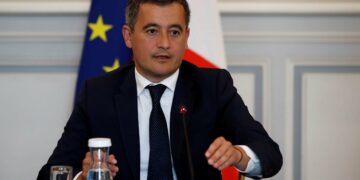 فرنسا تعلن عن إستعدادها لتراجع عن قرار خفض التأشيرات الممنوحة لمواطني دول المغرب العربي بشرط حل أزمة المهاجرين غير الشرعيين