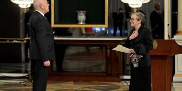 رئيس تونس يطلب من الحكومة الجديدة محاربة غلاء الأسعار والإحتكار