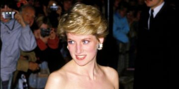 تكريم الأميرة الراحلة ديانا بوضع لوحة تاريخية على شقتها السابقة بلندن