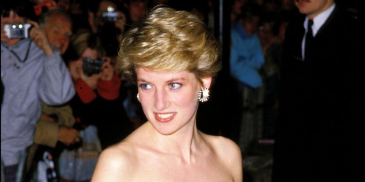 تكريم الأميرة الراحلة ديانا بوضع لوحة تاريخية على شقتها السابقة بلندن