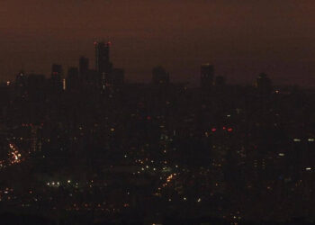 لبنان يعيش في ظلام دامس