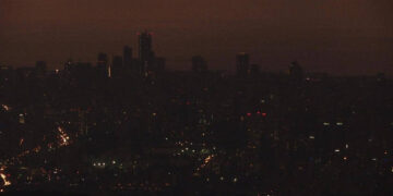 لبنان يعيش في ظلام دامس