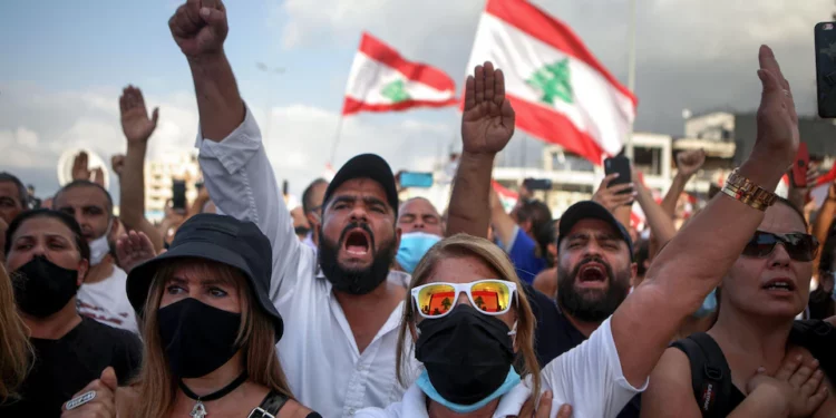 لليوم الثاني.. إحتجاجات شعبية حاشدة في لبنان تنديدًا بارتفاع أسعار المحروقات وتردي الأوضاع المعيشية والاقتصادية