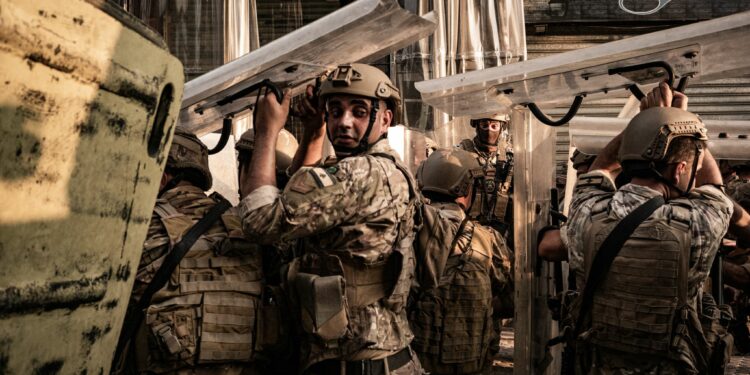 ميقاتي يعتذر لللبنانيين ويؤكد أن الإتصالات مع الجيش تفيد بتحسن الوضع الأمني والرئيس عون يتعهد بمعاقبة المسؤولين