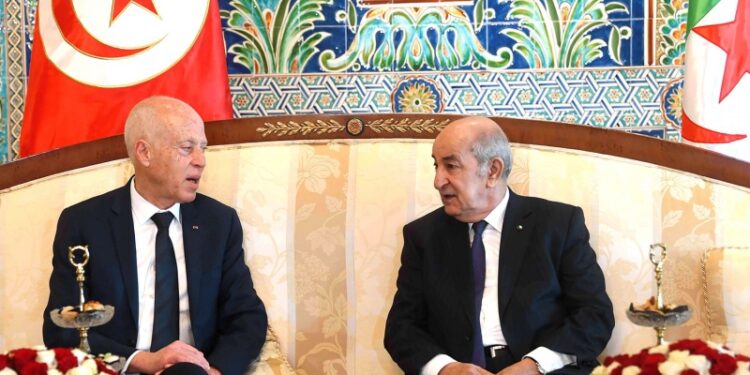 الرئيس الجزائري يهنئ نظيره التونسي بتنصيب حكومة جديدة ويؤكد ان تعزيز التعاون الثنائي سيشكل محور أجندة زيارته المرتقبة إلى تونس