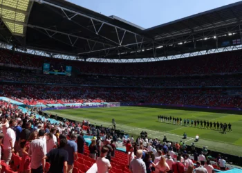 الفيفا “يدين بشدة” الفوضى التي أثارتها الجماهير خلال مباراة إنجلترا والمجر في تصفيات المونديال