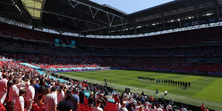 الفيفا “يدين بشدة” الفوضى التي أثارتها الجماهير خلال مباراة إنجلترا والمجر في تصفيات المونديال