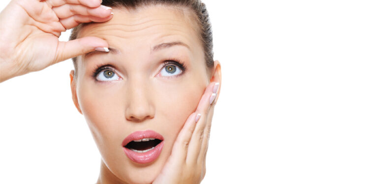 5 عادات للنوم تسرع من شيخوخة البشرة