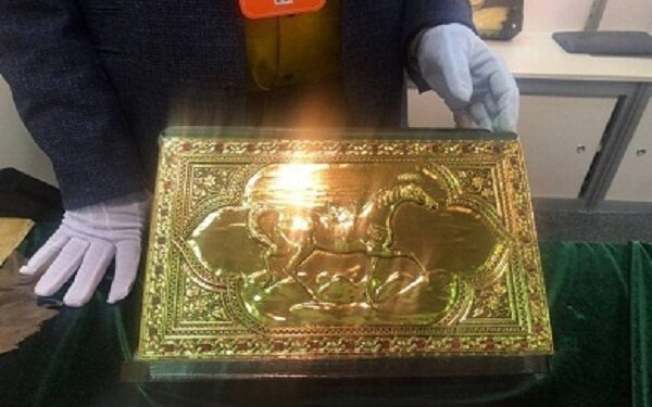 نسخة من القرآن الكريم بالذهب…أغلى مصحف بـ”الشارقة للكتاب” بـ”500 ألف يورو”