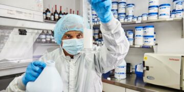 دراسة تظهر تراجع فعالية لقاحات كورونا مع مرور الوقت !!!