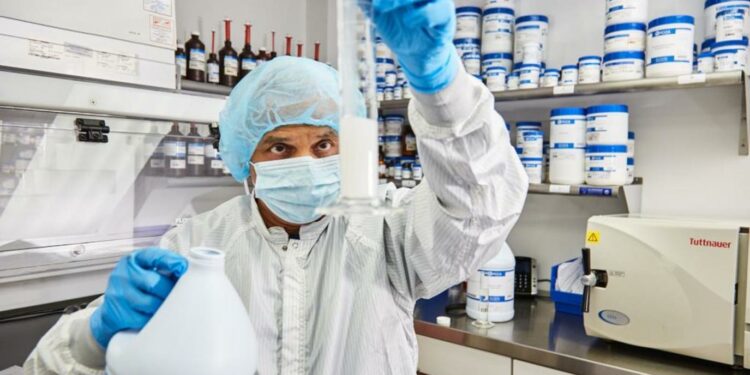 دراسة تظهر تراجع فعالية لقاحات كورونا مع مرور الوقت !!!