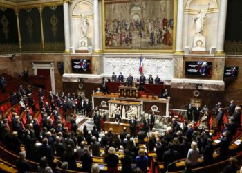 البرلمان الفرنسي يناقش مشروع قانون “ إعتذار” من الحركيين الجزائريين وعاشوا “مأساة” فيها بعد نهاية الحرب