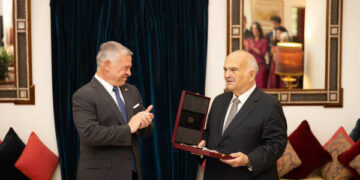 ملك الأردن قلد شخصيا عمه الأمير حسن بن طلال وسام” المئوية”