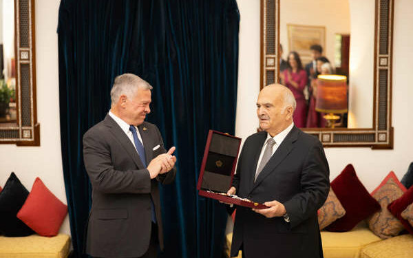 ملك الأردن قلد شخصيا عمه الأمير حسن بن طلال وسام” المئوية”