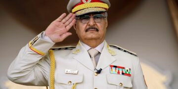 حفتر يعلن ترشحه رسميًا للانتخابات الرئاسية في ليبيا: “ليس طلبا للسلطة أو بحثا عن مكان بل لقيادة شعبنا نحو العزة والازدهار”