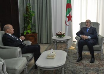 بعد تصاعد التوتر.. وزير الخارجية الفرنسي يصل الجزائر في زيارة مفاجئة ويدعو إلى عودة “العلاقات الهادئة” بين فرنسا والجزائر