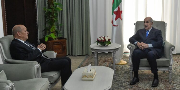 بعد تصاعد التوتر.. وزير الخارجية الفرنسي يصل الجزائر في زيارة مفاجئة ويدعو إلى عودة “العلاقات الهادئة” بين فرنسا والجزائر