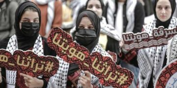 فلسطينيون يحتجون على سرقة إسرائيل للتراث الفلسطيني