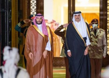 ولي العهد السعودي في قطر للمرة الأولى منذ الأزمة الخليجية في 2017 وأمير قطر في مقدمة مستقبليه