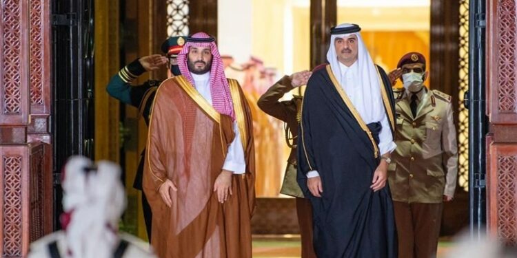 ولي العهد السعودي في قطر للمرة الأولى منذ الأزمة الخليجية في 2017 وأمير قطر في مقدمة مستقبليه