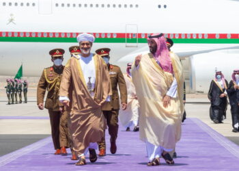 ولي العهد السعودي يبدأ جولة خليجية اليوم الاثنين قبل القمة الخليجية على خلفية محادثات إنقاذ الاتفاق النووي.. وتوقيع 13 مذكرة تفاهم بين شركات عمانية وسعودية