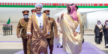 ولي العهد السعودي يبدأ جولة خليجية اليوم الاثنين قبل القمة الخليجية على خلفية محادثات إنقاذ الاتفاق النووي.. وتوقيع 13 مذكرة تفاهم بين شركات عمانية وسعودية