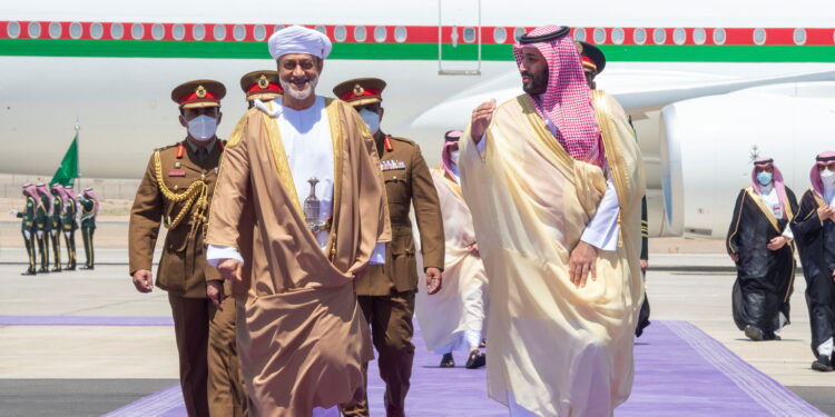 ولي العهد السعودي يبدأ جولة خليجية اليوم الاثنين قبل القمة الخليجية على خلفية محادثات إنقاذ الاتفاق النووي.. وتوقيع 13 مذكرة تفاهم بين شركات عمانية وسعودية