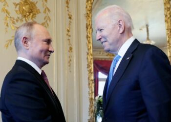 بايدن وبوتين يتواجهان عبر الإنترنت سعيا لحلحلة التوتر بشأن أوكرانيا في قمة تعتزم واشنطن من خلالها تفادي التصعيد العسكري