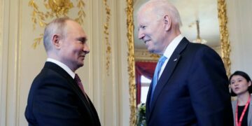 بايدن وبوتين يتواجهان عبر الإنترنت سعيا لحلحلة التوتر بشأن أوكرانيا في قمة تعتزم واشنطن من خلالها تفادي التصعيد العسكري