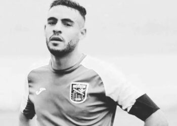 توفي لاعب كرة القدم الجزائري، سفيان لوكار، قائد فريق مولودية “سعيدة” المحلي، يوم السبت، إثر إصابته بأزمة قلبية في ملعب مباراة فريقه ضد جمعية وهران