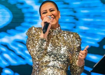 ظهور غريب  لشيرين في حفلها بأبو ظبي بعد طلاقها.. حلقت شعرها بالكامل وغنّت “جرح تاني”