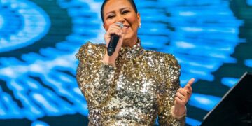 ظهور غريب  لشيرين في حفلها بأبو ظبي بعد طلاقها.. حلقت شعرها بالكامل وغنّت “جرح تاني”