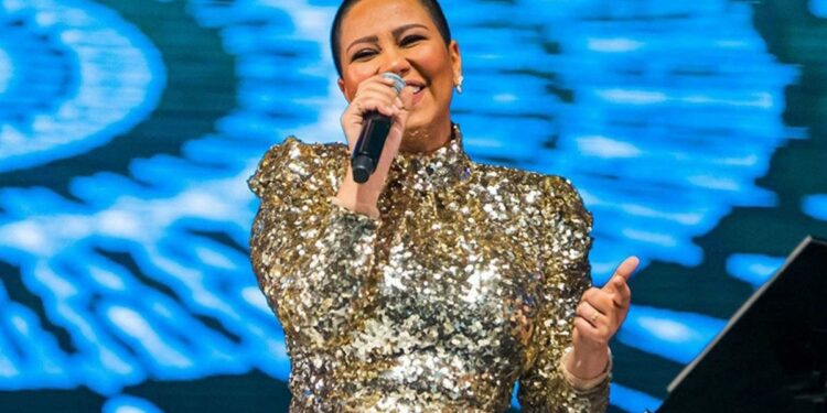 ظهور غريب  لشيرين في حفلها بأبو ظبي بعد طلاقها.. حلقت شعرها بالكامل وغنّت “جرح تاني”