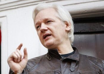 جوليان أسانج أصيب “بجلطة دماغية طفيفة” في السجن حسب خطيبته