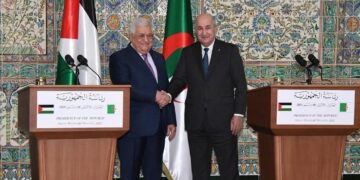 خلال لقائه عباس.. الرئيس الجزائري يعلن منح فلسطين 100 مليون دولار ويقرر إستضافة ندوة جامعة للفصائل ويدعو إلى تعزيز العمل العربي المشترك حول القضية الفلسطينية