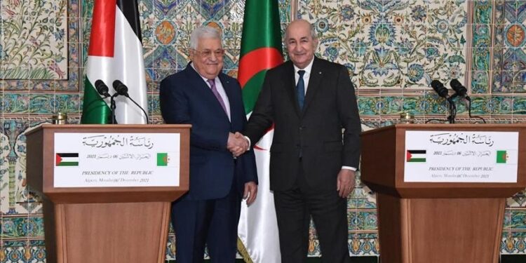 خلال لقائه عباس.. الرئيس الجزائري يعلن منح فلسطين 100 مليون دولار ويقرر إستضافة ندوة جامعة للفصائل ويدعو إلى تعزيز العمل العربي المشترك حول القضية الفلسطينية
