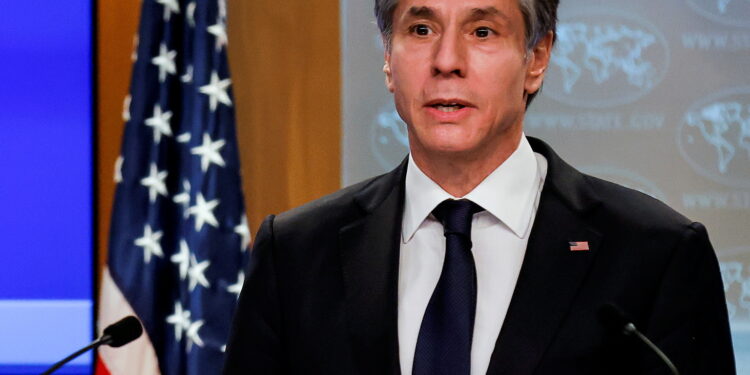 أمريكا تهدد موسكو بـ “عواقب ضخمة” حال شنت عداون ضد أوكرانيا ويدعو بوتين لـ “المسار السلمي”.. وموسكو ترحب بجهود حل الأزمة