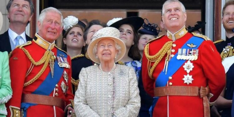بعد الفضيحة الجنسية.. عقاب صارم من الملكة إليزابيث لإبنها الأمير أندرو !!!