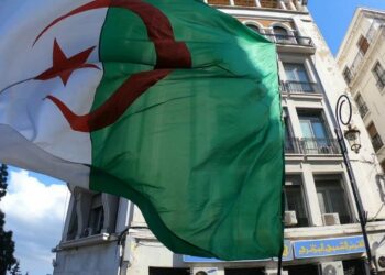 الجزائر تقرر إستئناف علاقاتها الدبلوماسية مع فرنسا وتعلن عودة سفيرها إلى باريس بعد 3 أشهر من إستدعائه