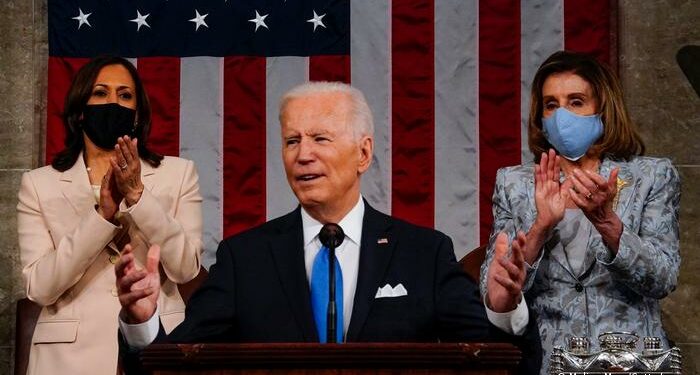 بعد مرور عام على هجوم مبنى الكابيتول.. بايدن يقول “شبكة أكاذيب” ترامب تشكل تهديدا مستمرا للديمقراطية الأمريكية